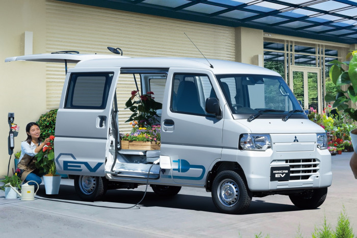Aprócska villanyfurgonnal hódítana a Mitsubishi