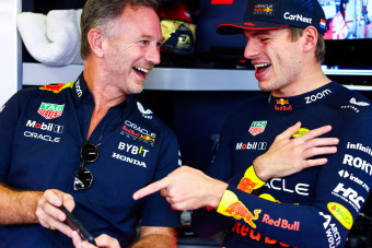 F1: Verstappen úgy bámulta Alonsóékat a kivetítőn, hogy majdnem kicsúszott