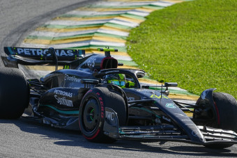 F1: Hamilton vágja a centit, szabadulna az idei Mercedestől
