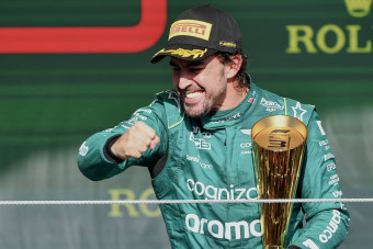 F1: Hamilton a Ferrarinál? Alonso csipkelődve üzent