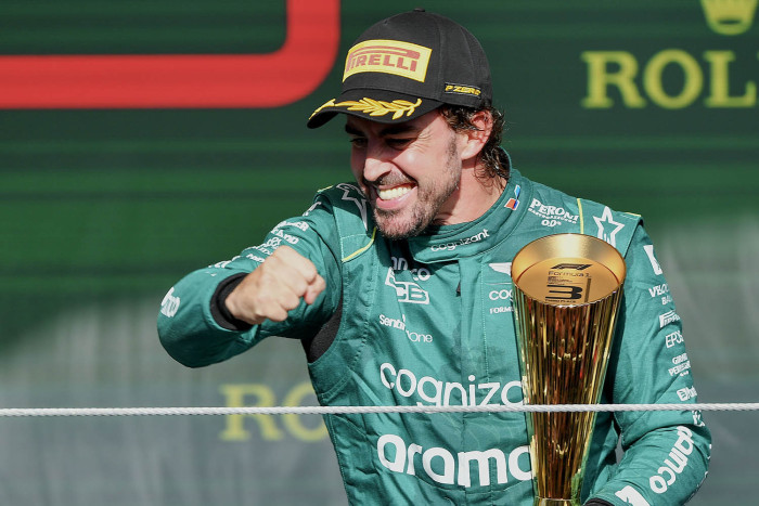 F1: Hamilton a Ferrarinál? Alonso csipkelődve üzent