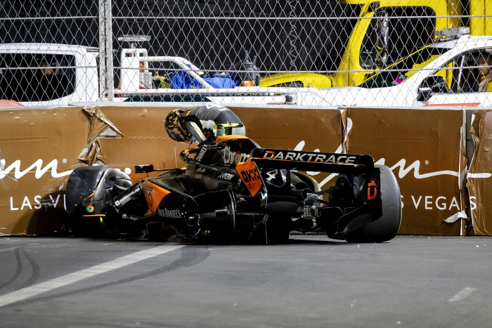 F1: Őrült vegasi futam, ütközött is a megbüntetett győztes 2 F1: Őrült vegasi futam, ütközött is a megbüntetett győztes 2