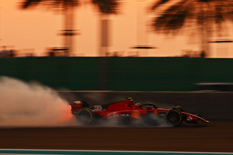 F1: Kétszer is megszakították a szabadedzést Abu-Dzabiban, összetört egy Ferrari