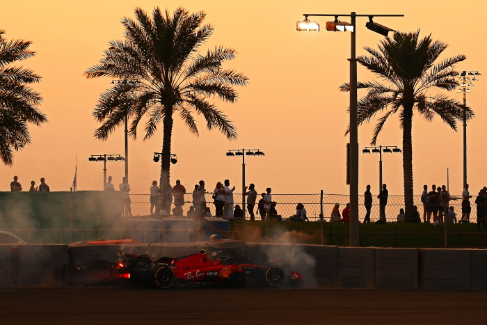 F1: Kétszer is megszakították a szabadedzést Abu-Dzabiban, összetört egy Ferrari 2