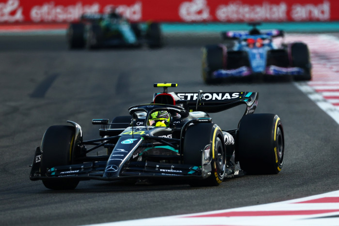 F1: „Túlélte” az évet, de máris 2024 miatt drámázik Hamilton 2