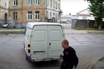 Séta közben telefonozott, és jött a meglepetés