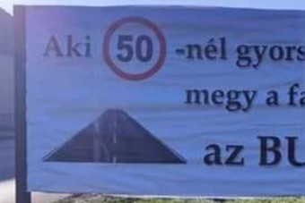 „B*zizós” táblával a gyorshajtás ellen egy magyar faluban