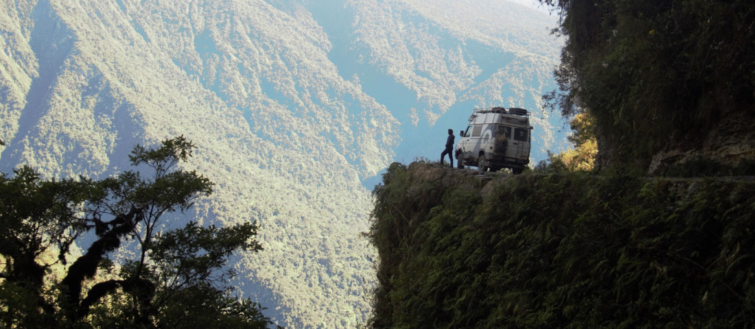 Halálutak, maszkos támadók, 14 defekt – célba értek Feriék