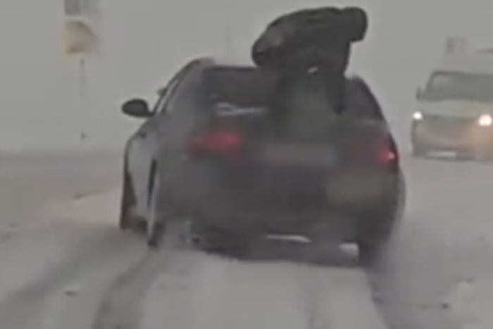 Eszement módszerrel harcoltak a hó ellen az autósok Romániában