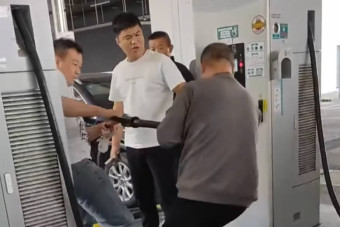 Verekedés tört ki villanyautósok között a töltőkábel miatt, az eset nem egyedi