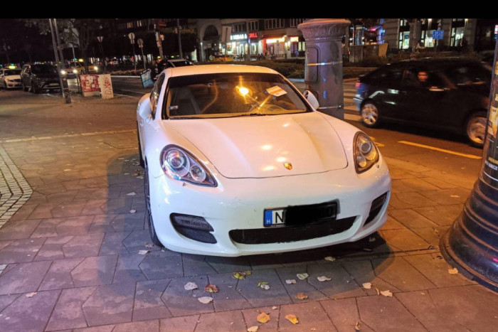Járdán álló Porsche kapott kerékbilincset Budapesten