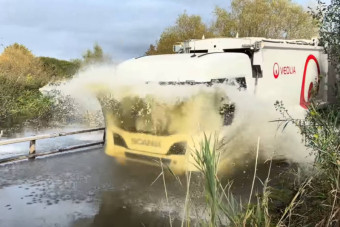 Sose hittük volna, hogy ennyi eszetlen autós öli meg kocsiját mély vízbe hajtva