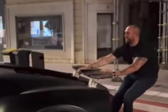 Kézzel rángatta le az útról a lerobbant Bugattit Monacóban