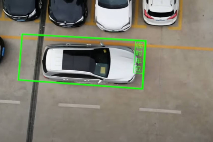 Egy szempillantás alatt elviszi az autódat a kínai parkolórobot