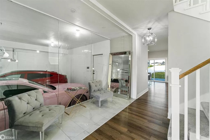 Aki imádja az autóját, annak egy ilyen ház való