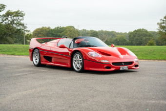 Eladó a világsztár énekes milliárdos ferrarija