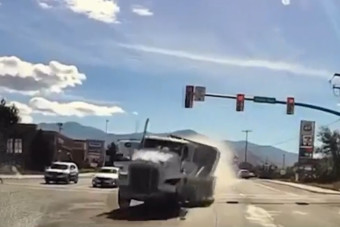 Fék nélkül tarolt le 33 autót egy kamion