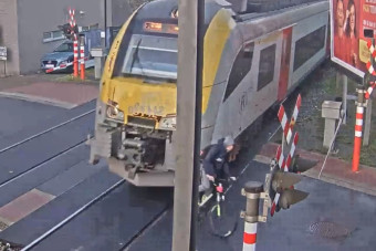 Az életével játszott a biciklis a vasúti átjáróban