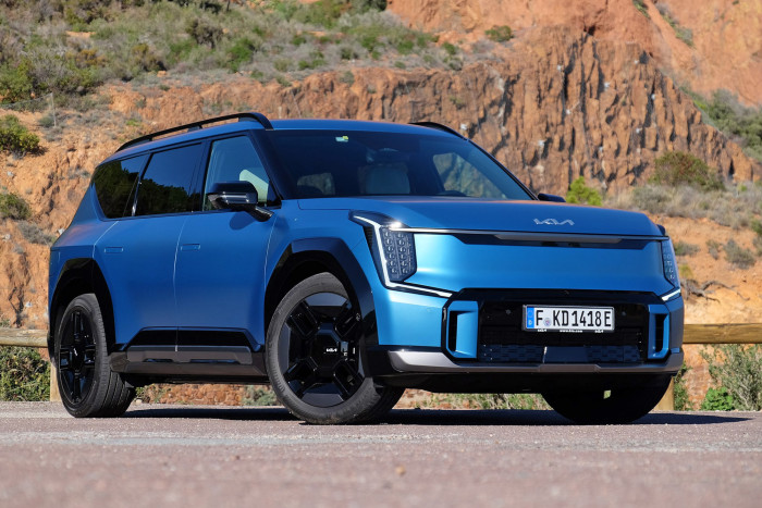 Hétszemélyes, óriási villanyautó kéne hatalmas hatótávval? Hát tessék! 9