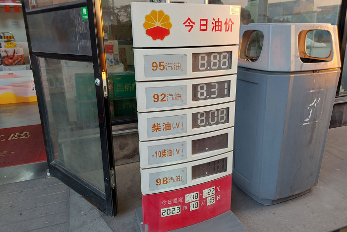 Van benzin 444 forintért literenként 12