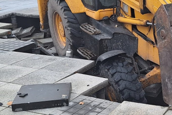 Ilyen nincs, most egy munkagép vált az építkezés foglyává