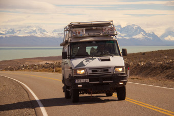 Halálutak, maszkos támadók, 14 defekt – célba értek Feriék