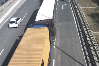 Egymásba rongyolt két kamion az M0-son, (elsősorban) nem ők a hibásak