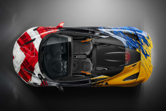 Egyszerre húsz színben pompázik ez a sportkocsi