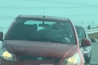 Menet közben olvasott egy suzukis Szlovákiában