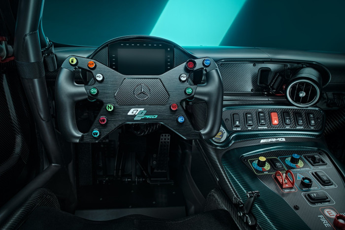 Gombnyomásra vadul meg a legújabb Mercedes 33 Gombnyomásra vadul meg a legújabb Mercedes 33