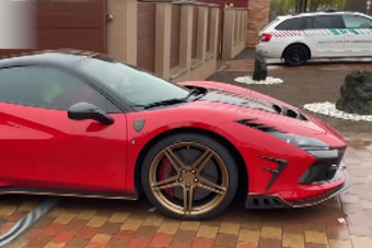 Lecsapott a NAV: ritka Ferrarit, Lamborghinit foglaltak le és rengeteg készpénzt