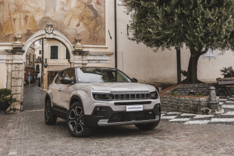 Már benzinmotorral is kapható a legkisebb Jeep