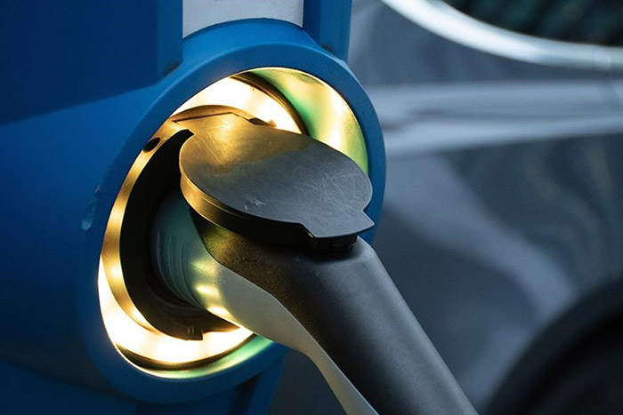 Ultragyors töltők épülnek egy hazai kúthálózatnál