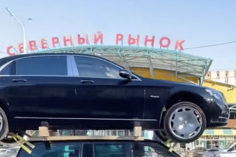 A szürrealitás tetőfoka, ahogy az oroszoknál szállítják a luxusautót