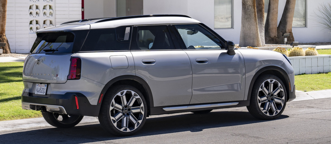 Lágy hibrid benzinmotorral is jön a legtágasabb Mini