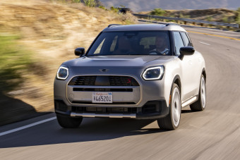Lágy hibrid benzinmotorral is jön a legtágasabb Mini