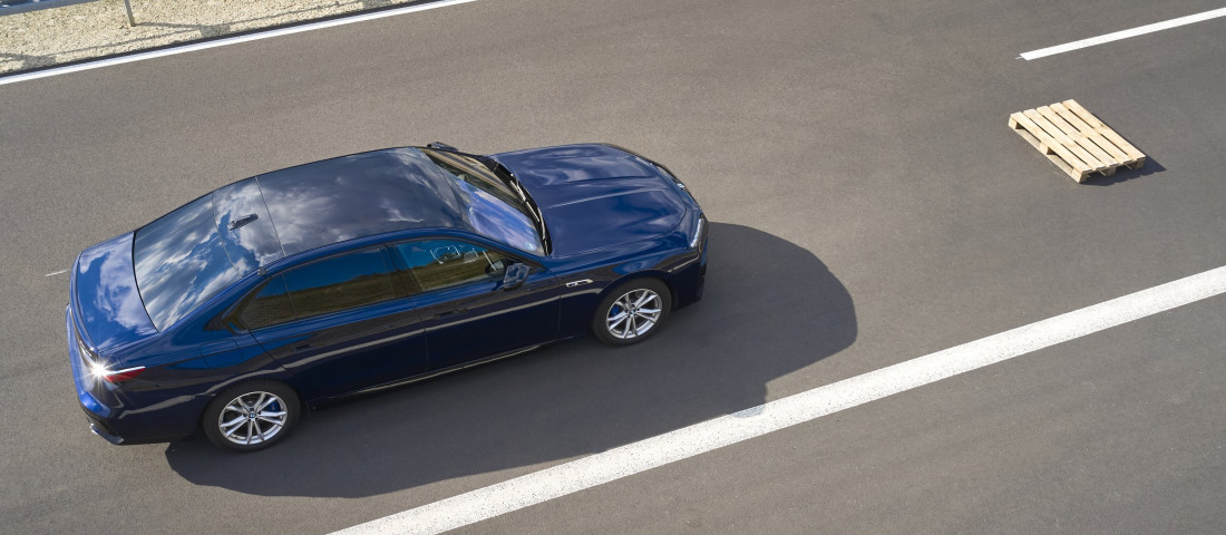 Itt a BMW, amit már vezetned sem kell