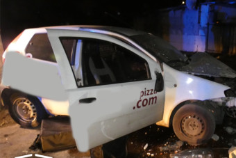 Az év autólopása itthon: futárral együtt lopta el a pizzásautót, aztán falnak ment