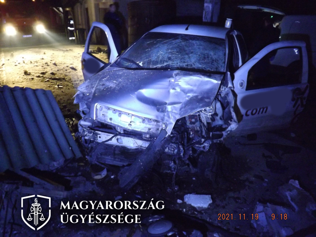 Az év autólopása itthon: futárral együtt lopta el a pizzásautót, aztán falnak ment 2