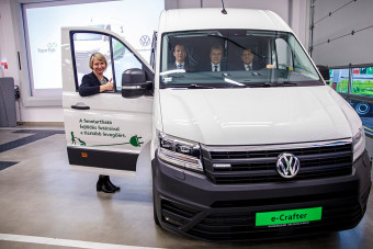 Új elektromos furgonokat vett a Magyar Posta