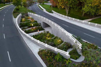 Borospalackokból építettek hidat