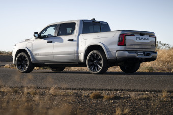 V6-os motor hajtja ezt az elektromos pick-upot