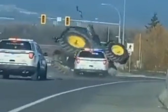 Rendőrök borítottak fel egy traktort az út közepén