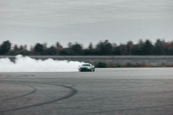 Tolatási rekordot állított fel az 1900 lóerős villanyautó