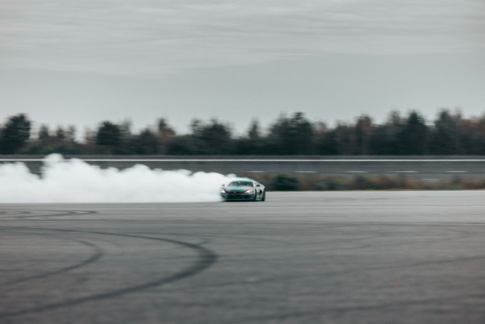 Tolatási rekordot állított fel az 1900 lóerős villanyautó