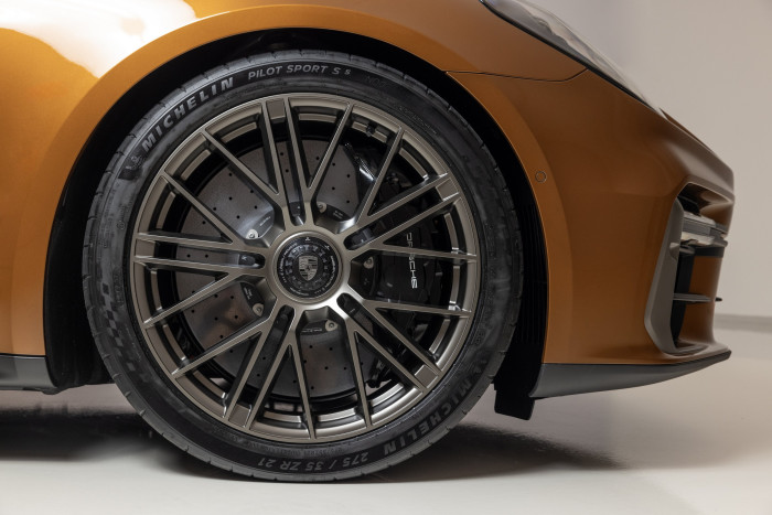 300-zal is megy és kiszűr minden úthibát az új Porsche 11