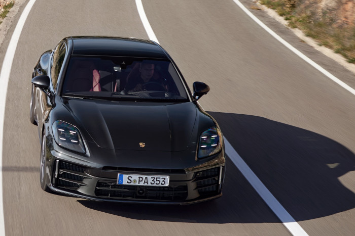 300-zal is megy és kiszűr minden úthibát az új Porsche 6