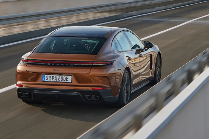 300-zal is megy és kiszűr minden úthibát az új Porsche 8