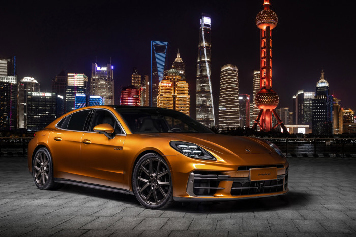 300-zal is megy és kiszűr minden úthibát az új Porsche 7