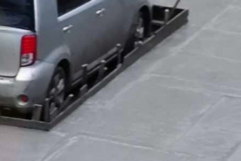 Zokszó nélkül körbebetonozták a parkoló autót a lengyel munkások